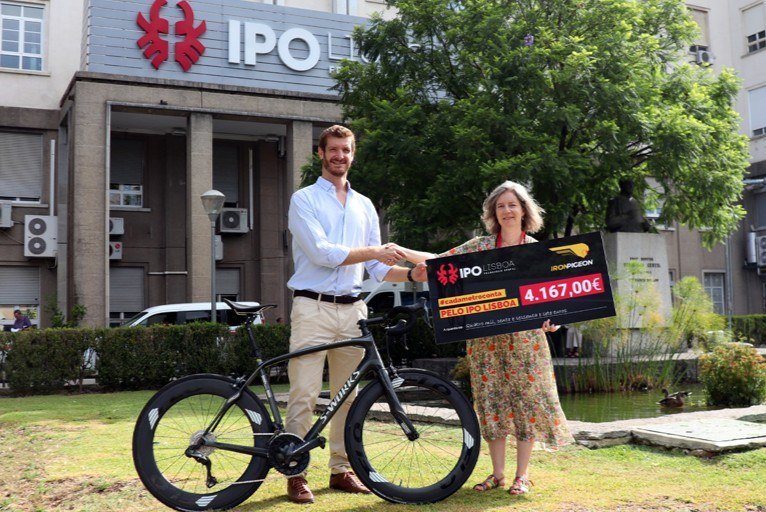 The symbolic handover of the fundraising results to IPO Lisboa.